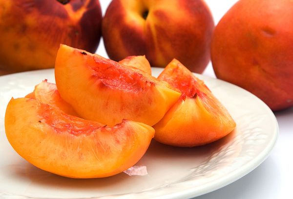 нарезанные спелые красные нектарины