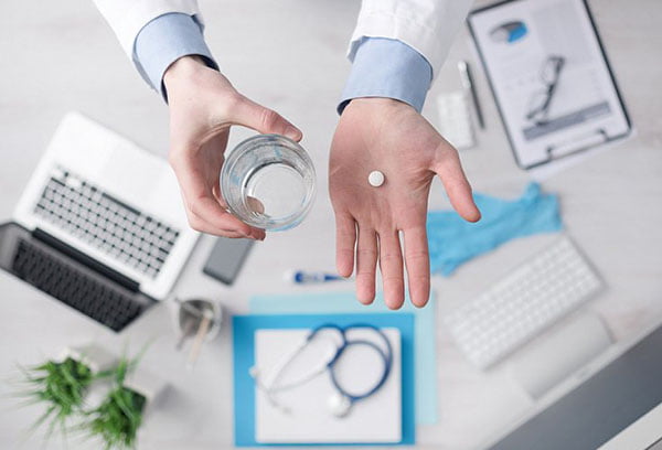 Врач предлагает таблетку