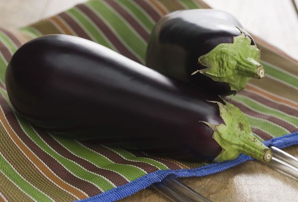 два баклажана на столе
