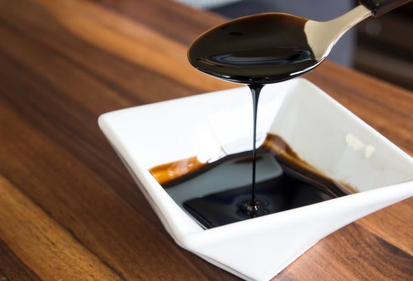 бальзамик в белой посуде