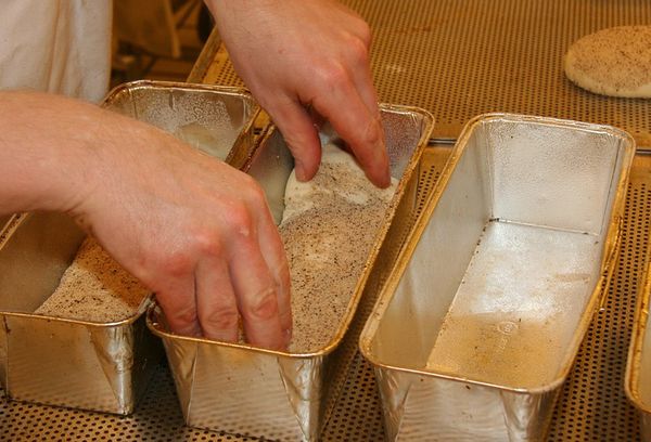 выпекание хлеба в металлических формах