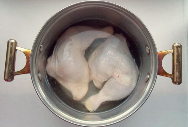 Куриные ляжки в кастрюле