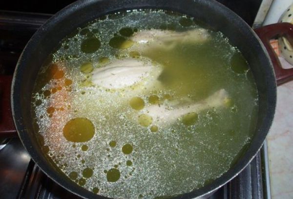 Отварная курица в бульоне