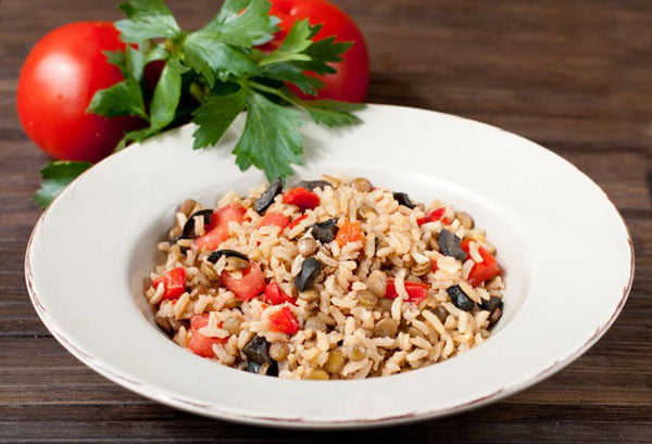 Бурый рис с оливками и перцем