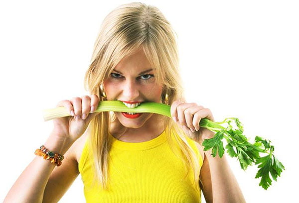 Девушка грызет сельдерей