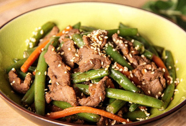 Говядина с зеленой фасолью и морковью