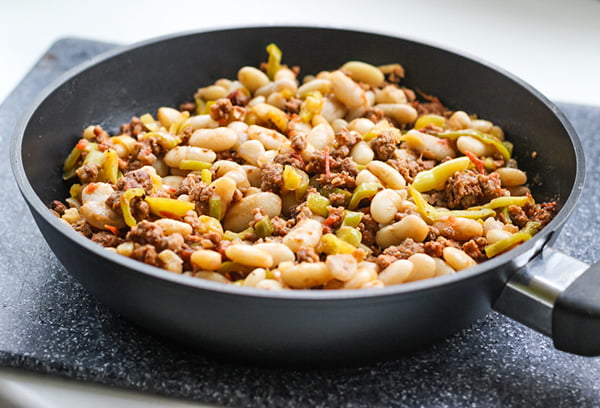 Фасоль с фаршем на сковороде