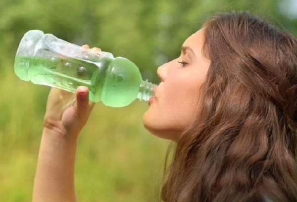 девушка пьет газированную воду