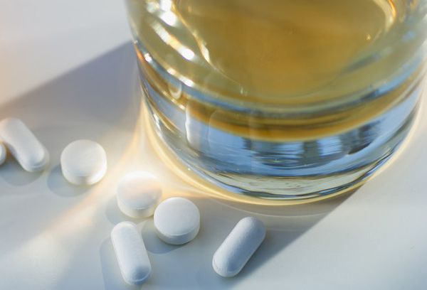 Стакан воды и таблетки