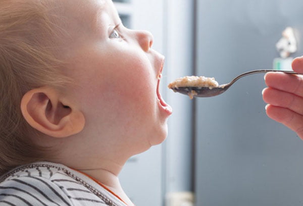 Ребенок кушает гречневую кашу