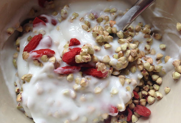 Гречка с ягодами годжи и кеифиром