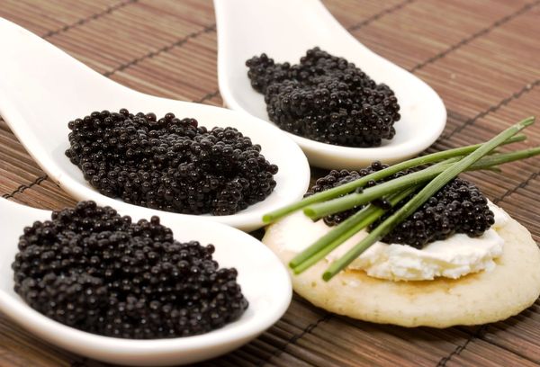Икра на керамических ложках