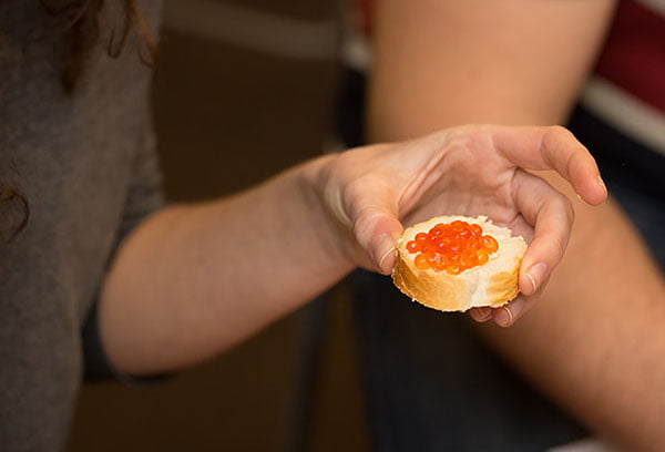 Маленький бутерброд с красной икрой