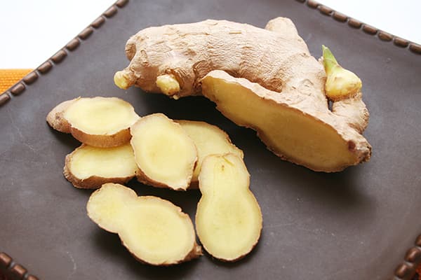 Нарезанный корень имбиря