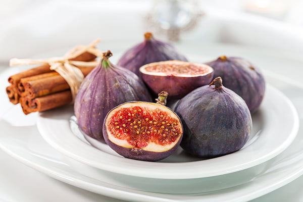 Инжир на тарелке