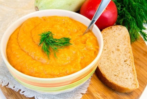 Кабачковая икра и хлеб