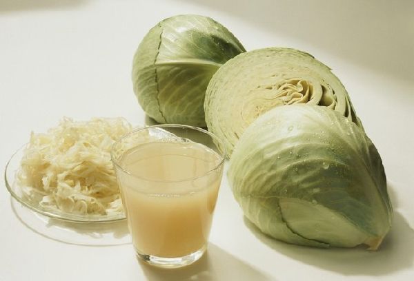 кочаны капусты стакан с соком из капусты