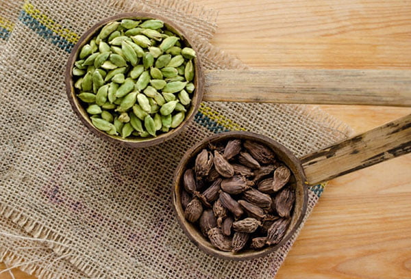Светлый и темный кардамон