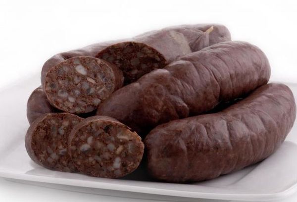 колбаса на тарелке