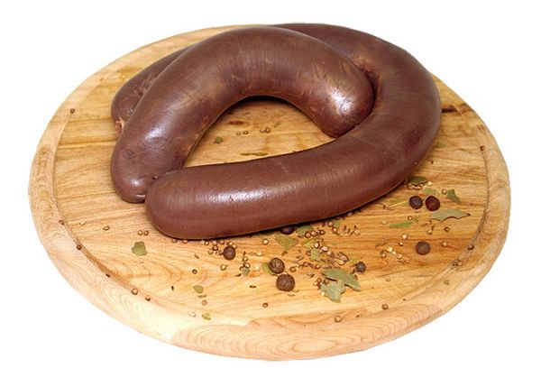 колбаса на деревянной доске