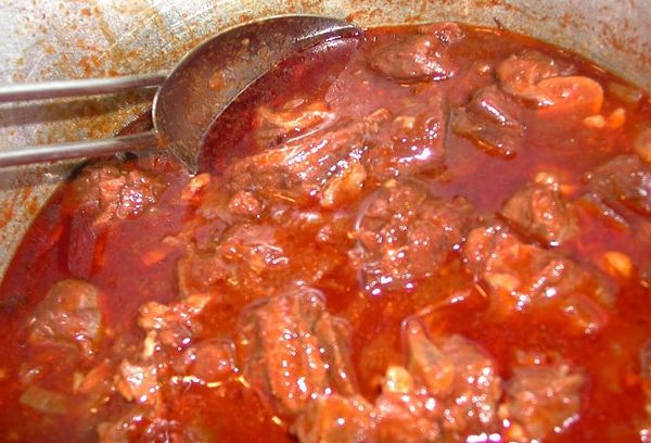 Тушеное козье мясо