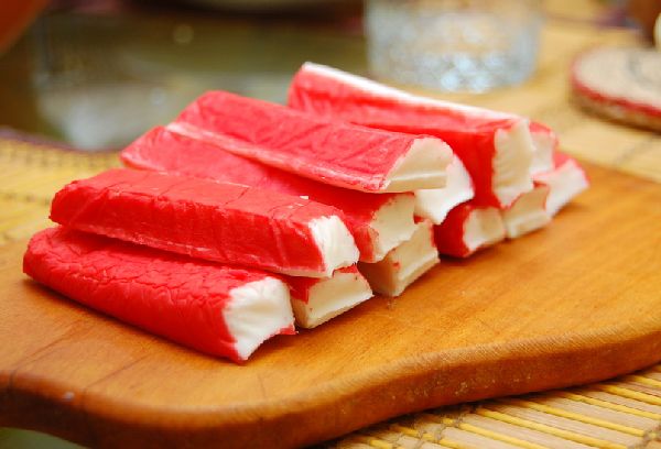  крабовые палочки на разделочной доске