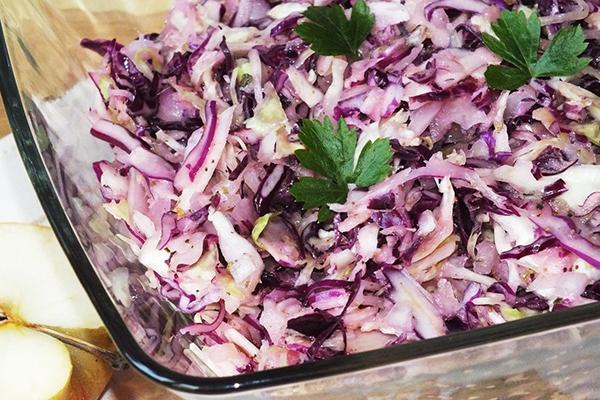 Салат из двух видов капусты - краснокочанной и белокочанной