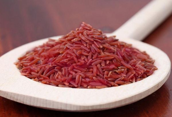 длиннозерновый красный рис на деревянной ложке