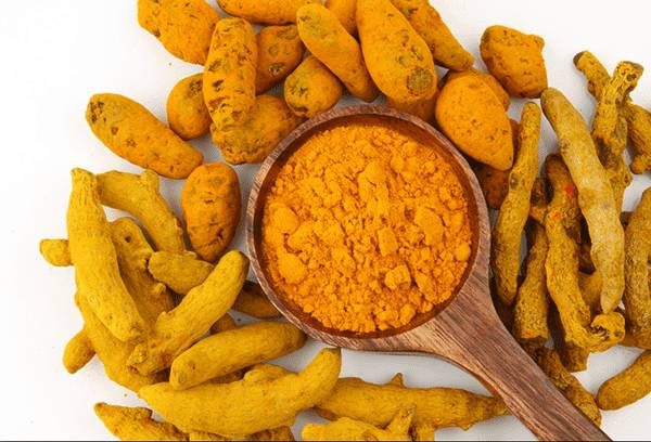 Корни и порошок куркумы