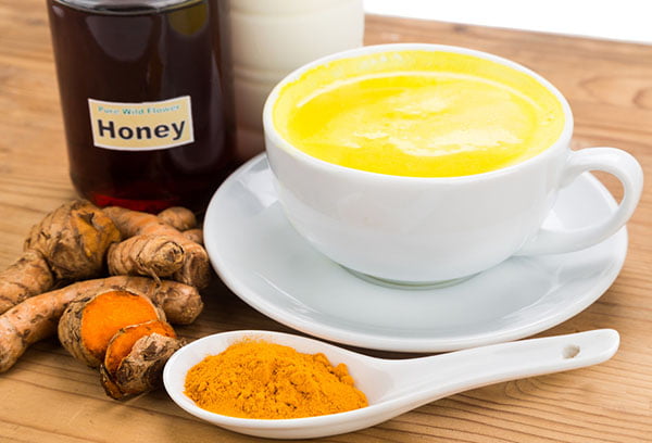 Молоко с медом и куркумой
