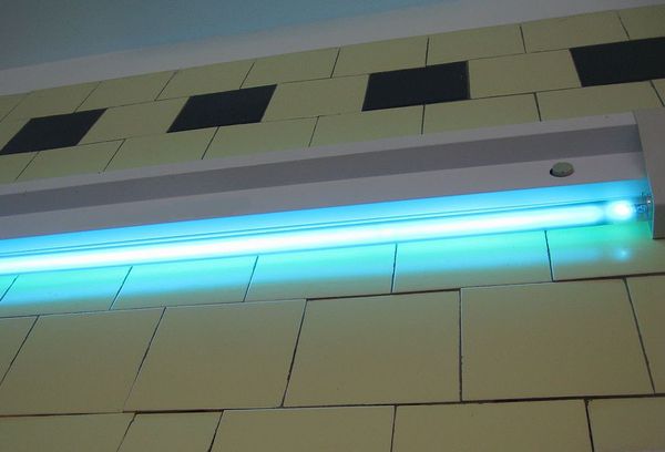 Кварцевая лампа на стене