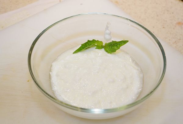 мацони в блюдце