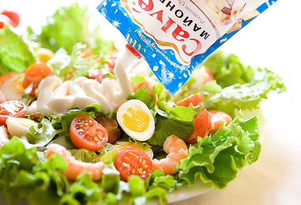 Заправка салата майонезом