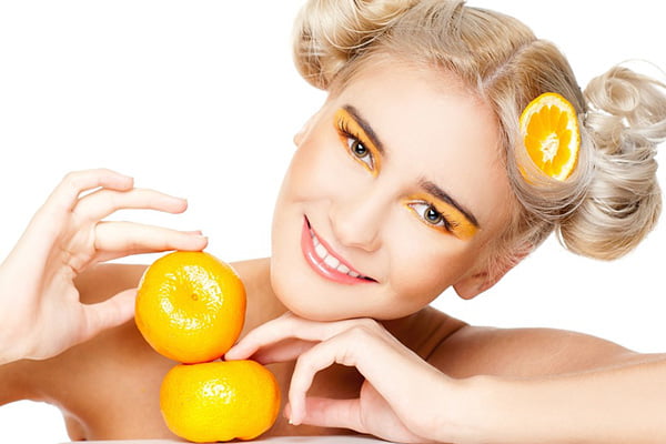 Девушка с мандаринами