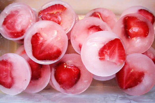 Ледяные кубики с клубникой