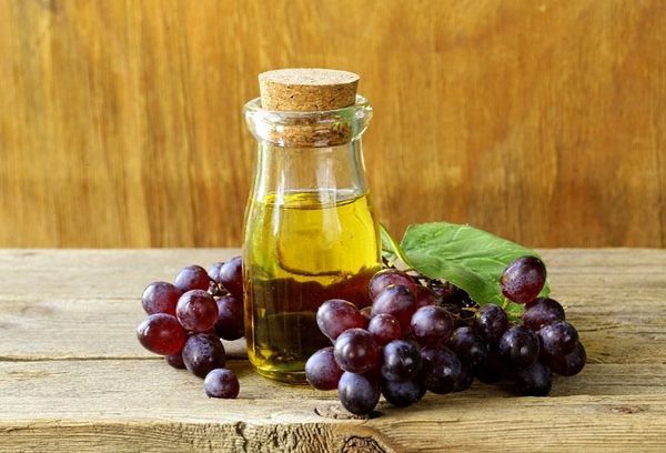 красный виноград и бутылочка с маслом
