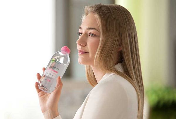 Девушка с мицеллярной водой Garnier