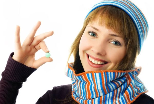 Девушка с таблеткой