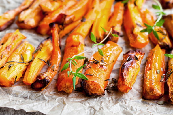 Печеная морковь с травами