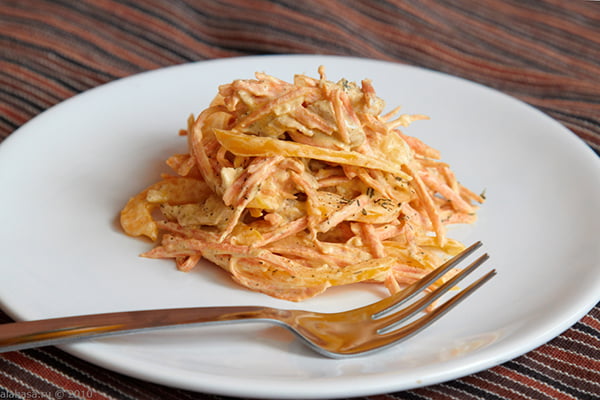 Морковный салат со сметаной