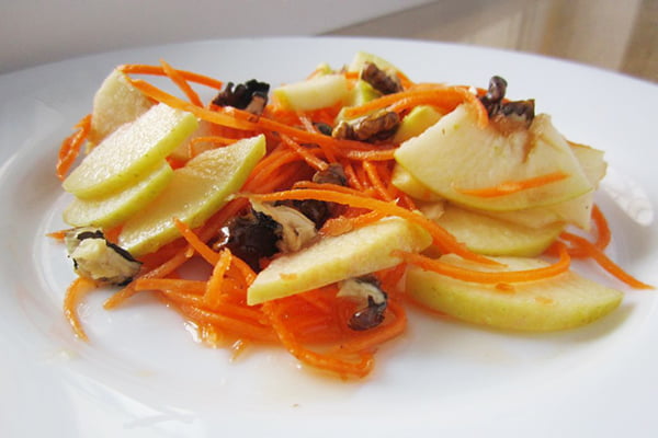 Салат из свежей моркови, меда и яблок