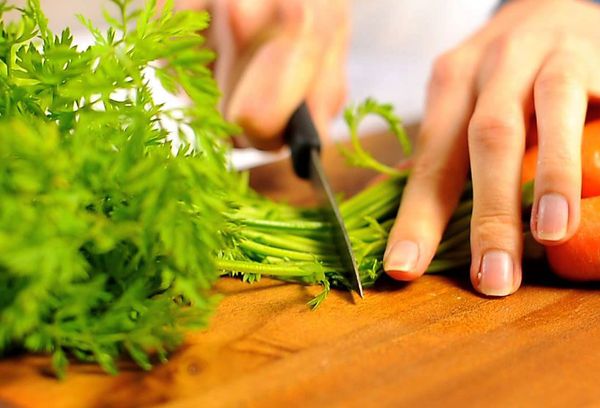 измельчение ботвы моркови