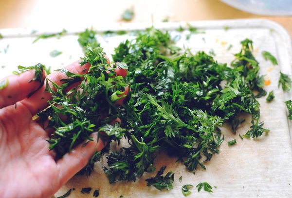 измельченная ботва моркови