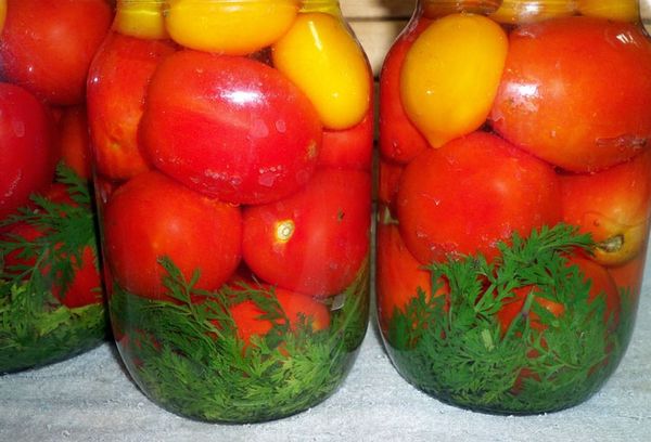 Консервированные томаты с ботвой