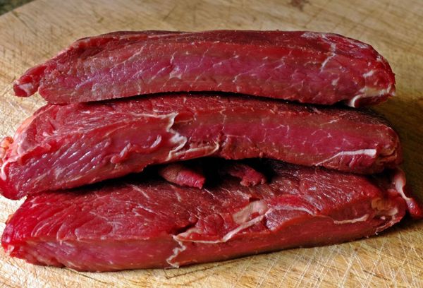 Сырые куски медвежьего мяса