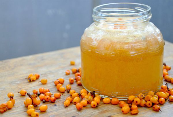 стеклянная банка с маслом из облепихи