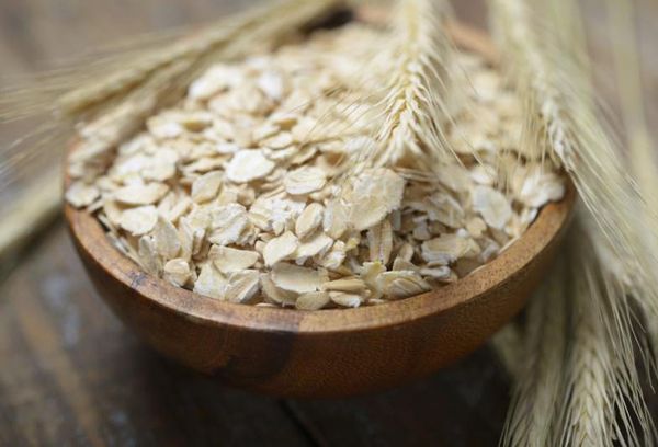 овес на деревянной ложке