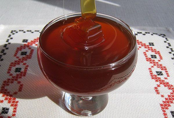темный мед в стакане