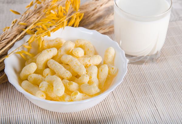 Кукурузные палочки на тарелке