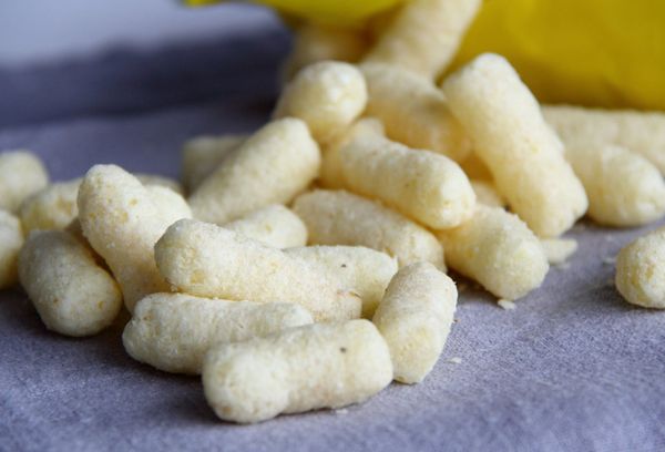 рассыпанные кукурузные палочки